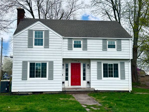 132 E 8th St, Flora, IL 62839