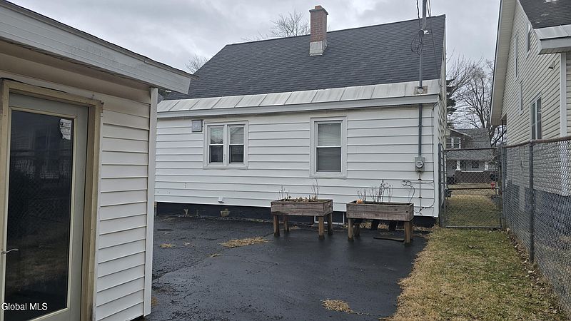 5th image of 35 Eastholm Road