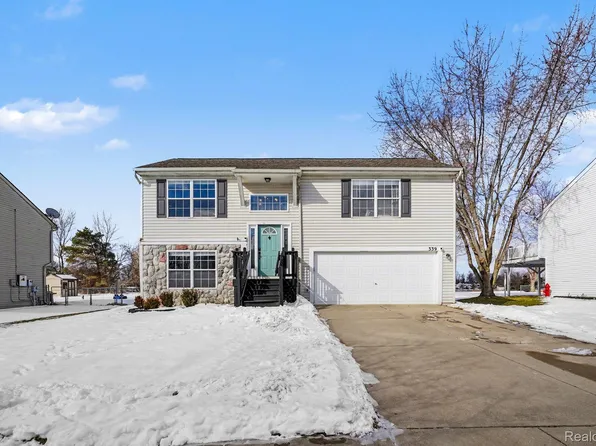 339 Andover Woods Dr, Fenton, MI 48430