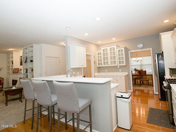 3rd image of 160 Kingswood Circle
