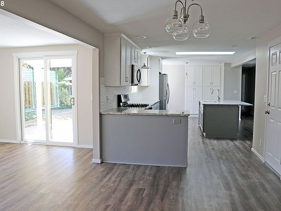 4th image of 347 NE Sequoia Ct