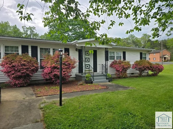 444 Chatmoss Ct, Martinsville, VA 24112