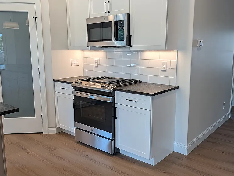 3202 Greenbriar Dr — Photo 2