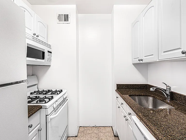 311 E 38th St #14C — Photo 5