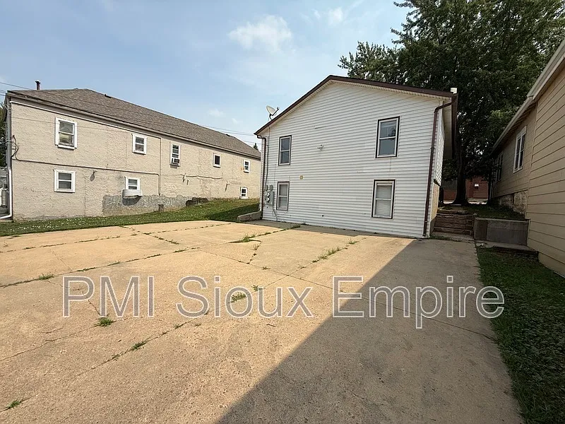 3 bed, 1.0 bath, 900 sqft, $1,000 — Photo 3