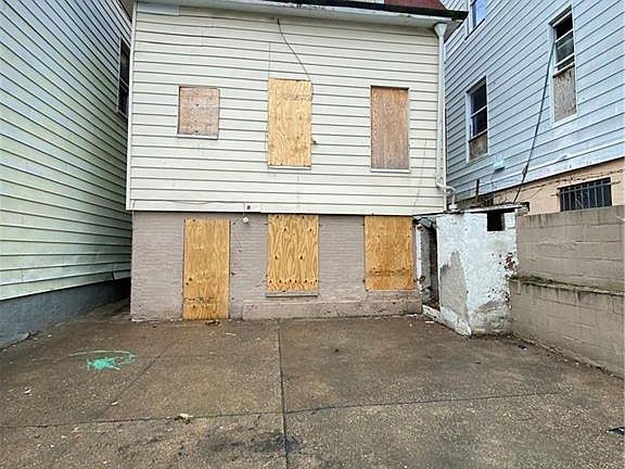 3rd image of 160 Elm St
