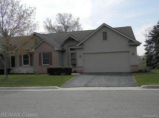 885 Persimmon Dr, Brighton, MI 48116