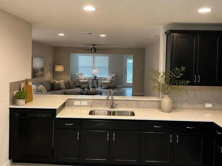 410 Holiday Creek Ln — Photo 8