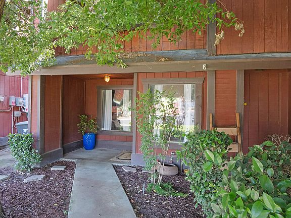 2nd image of 1032 E Oakridge Avenue