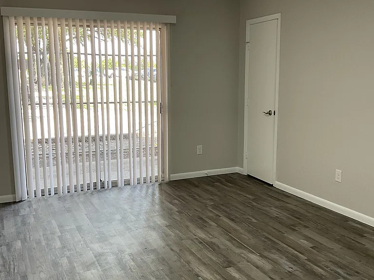 Lake Breeze Apartments — Photo 13