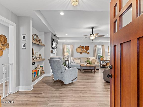 4th image of 830 Village Point Road SW