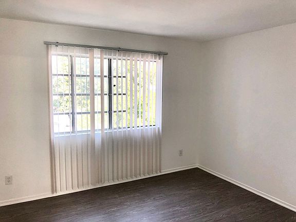 3rd image of 14755 Victory Blvd APT 201