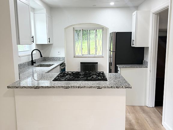 5th image of 142 Evaline St