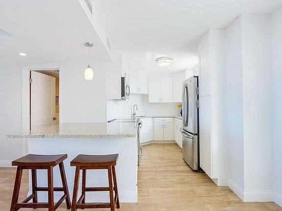 4th image of 130 Lakeshore Dr APT 923