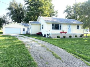 103 E 1st St, Oconee, IL 62553