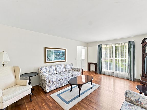 3rd image of 7513 Golf Green Dr