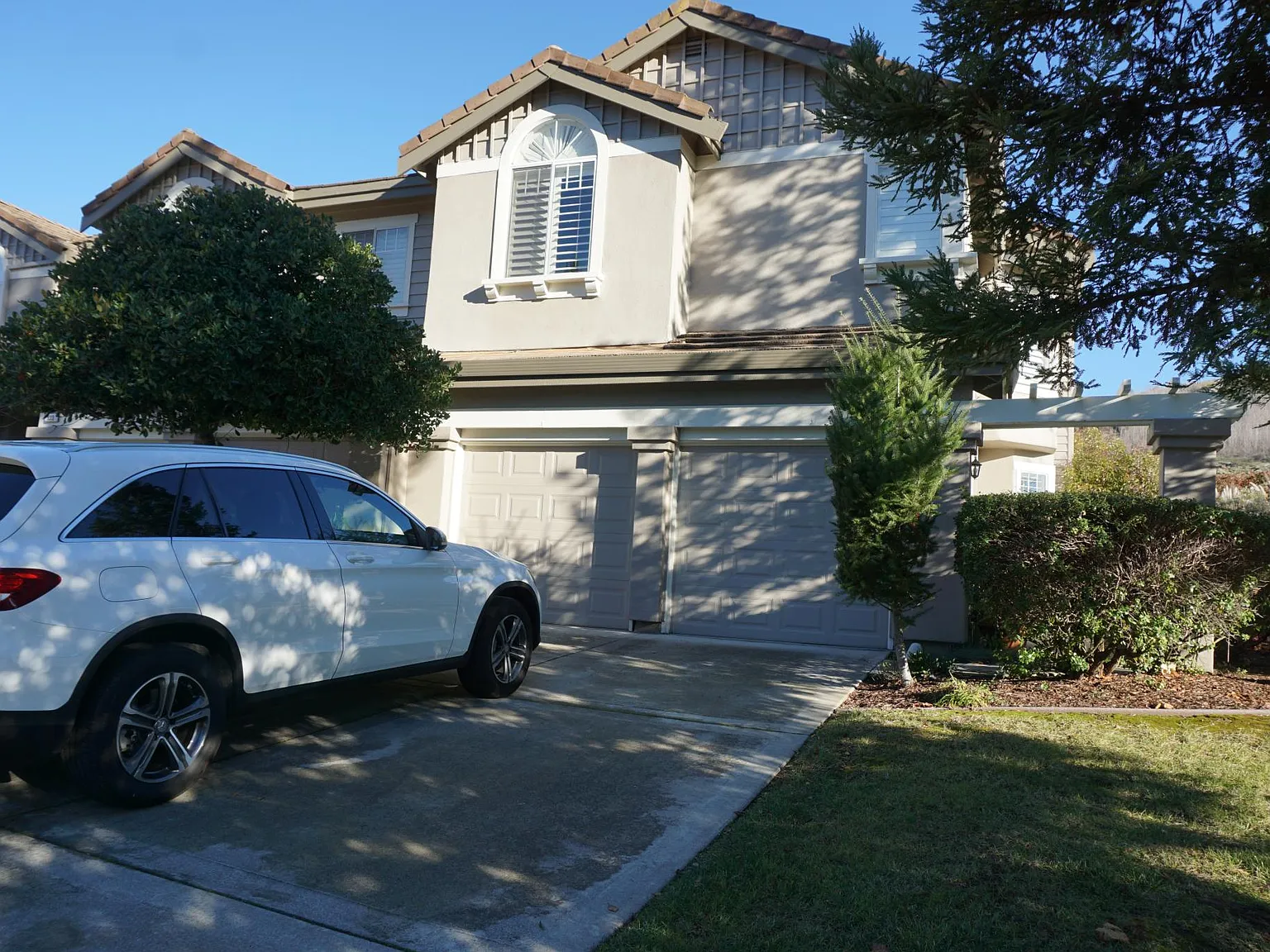 4 bed, 2.5 bath, 1890 sqft, $4,700 — Photo 2