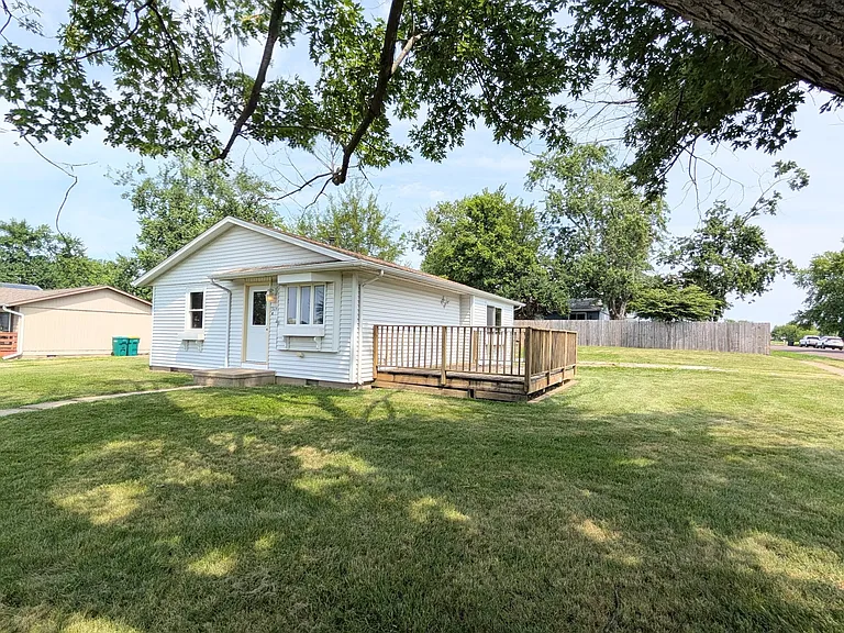 1504 Woodbine Dr — Photo 3