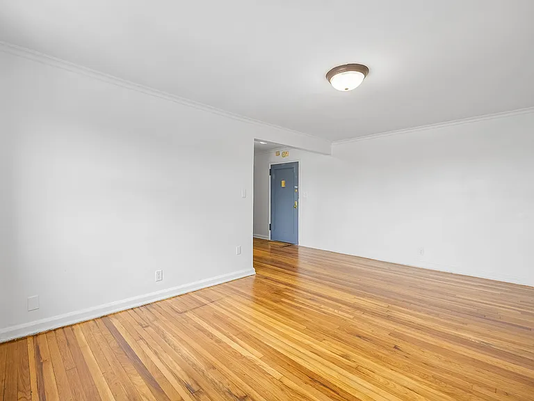 2335 Hudson Ter #D6 — Photo 7