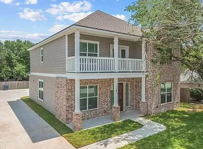 5 bed, 2421 sqft, $4,500 — Photo 2