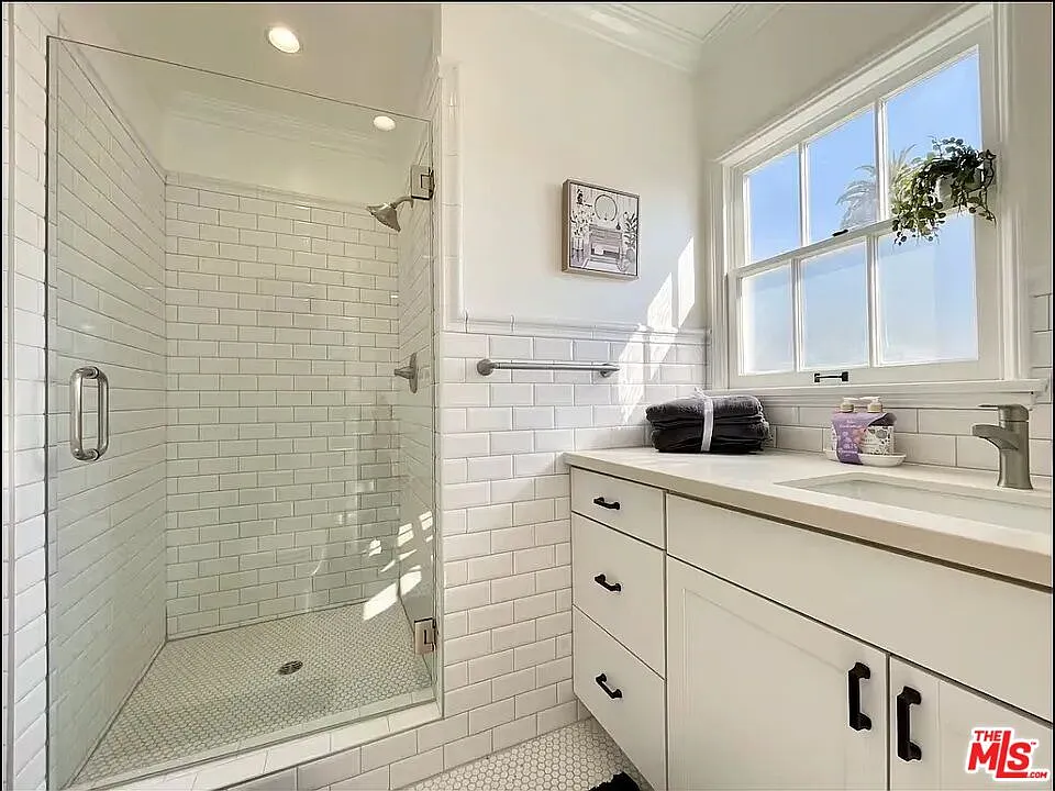 2 bed, 2.0 bath, $11,000 — Photo 2