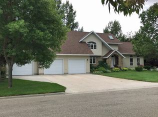 1606 3rd St SE, Devils Lake, ND 58301