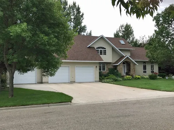 1606 3rd St SE, Devils Lake, ND 58301