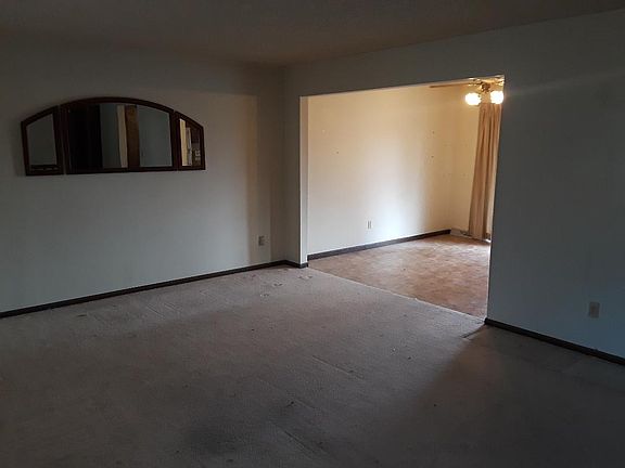 3rd image of 129 Crescent Dr