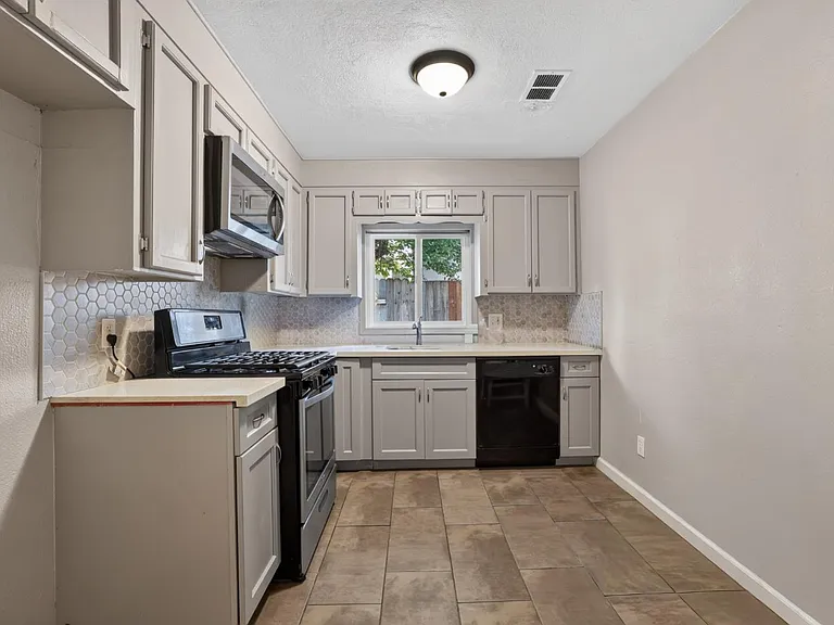 2297 Beaumont St — Photo 7