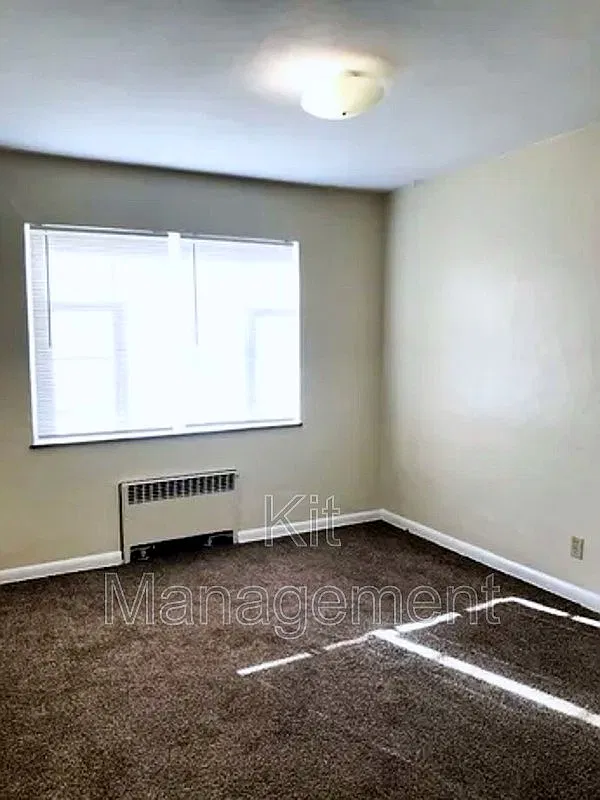 Large 2 Bedroom with garage — Photo 4