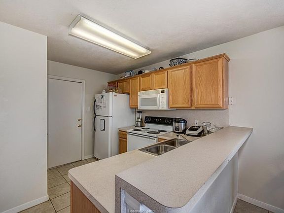 5th image of 913 Gardenia St
