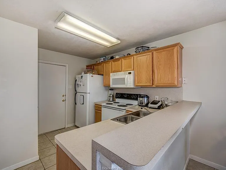 913 Gardenia St #913 — Photo 5