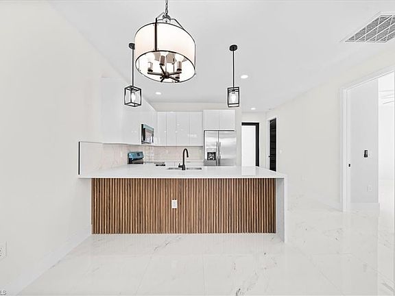 3rd image of 1016/1018 Diplomat PKWY E
