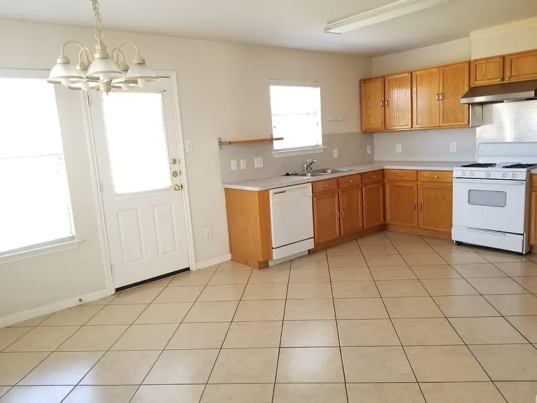 3526 Lexington Cmn — Photo 8