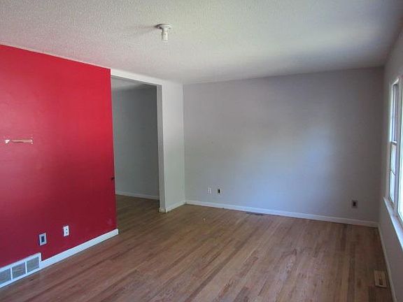 4th image of 11712 Fuller Ave