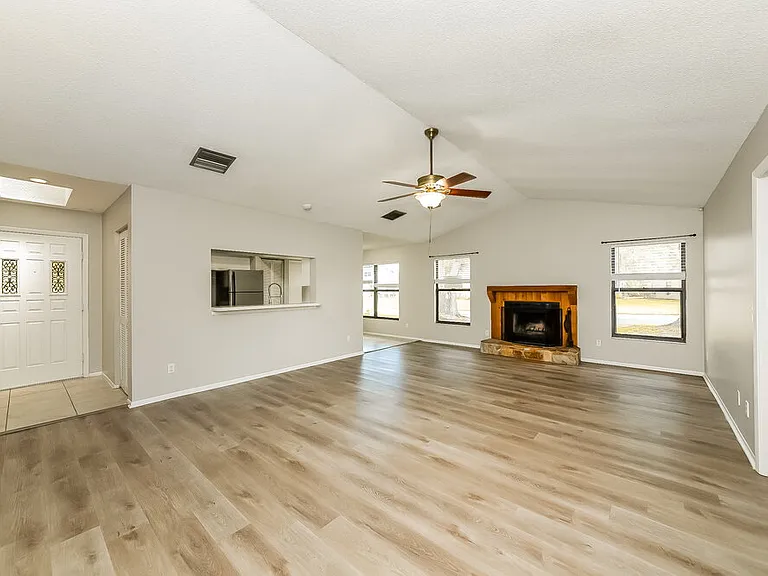 4725 Country Oaks Blvd — Photo 3