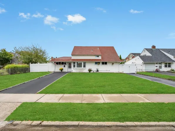 46 Hardy Lane, Westbury, NY 11590