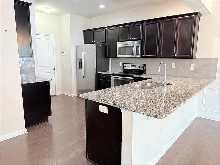 1033 Haley Woods Ln — Photo 9