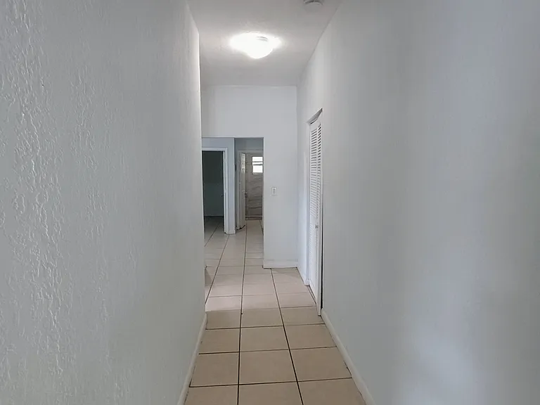 Hallway/Pasillo.