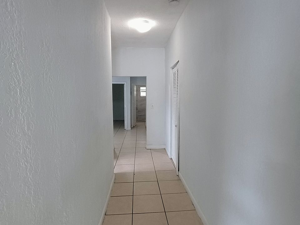 Hallway/Pasillo.