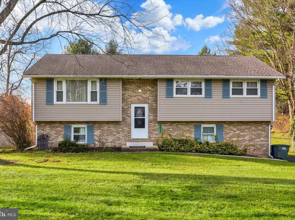 220 Maple Ln, Mechanicsburg, PA 17055