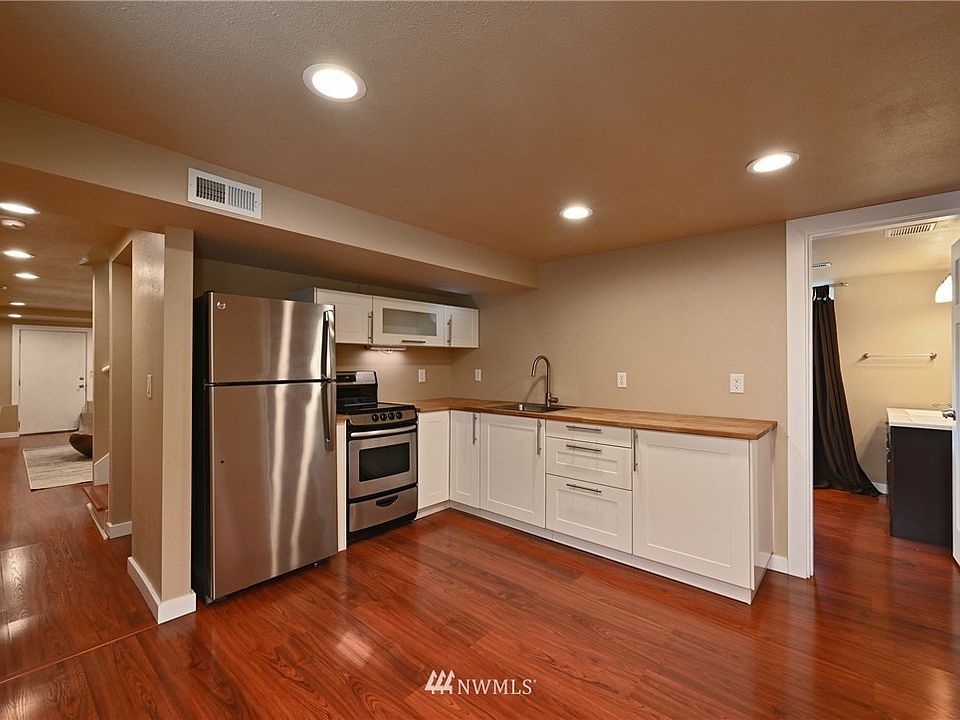 Kitchen (Listing photo w/ staging furniture)