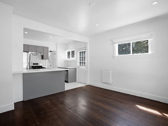5th image of 221 W Micheltorena St APT 9