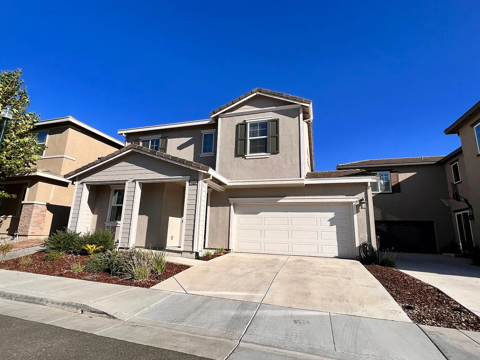 4 bed, 2395 sqft, $3,480 — Photo 2
