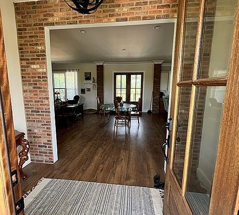 Entry w/ view to dining area