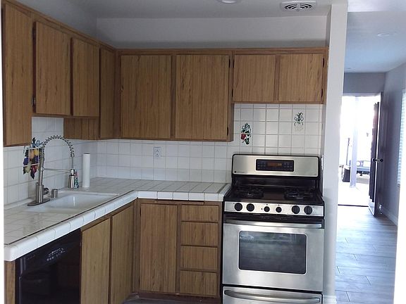 3rd image of 655 Hillcrest Dr