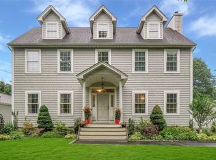 27 Winnie Rd, Center Moriches, NY 11934