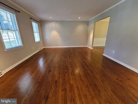 4th image of 8440 Chapelwood Ct