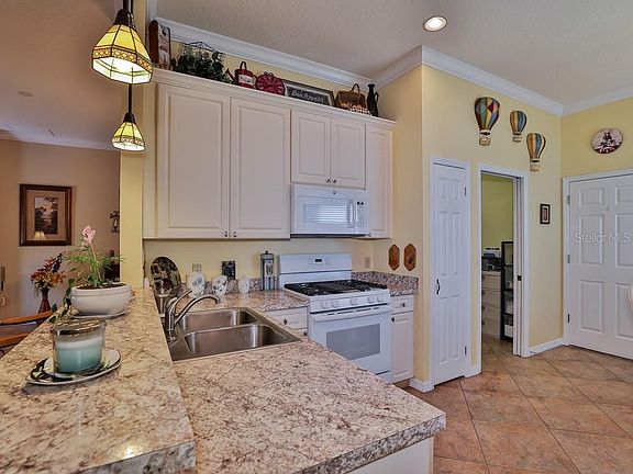 3rd image of 944 Wolf Creek St