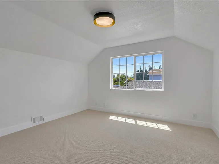 1542 Meadow Glen Ct — Photo 4